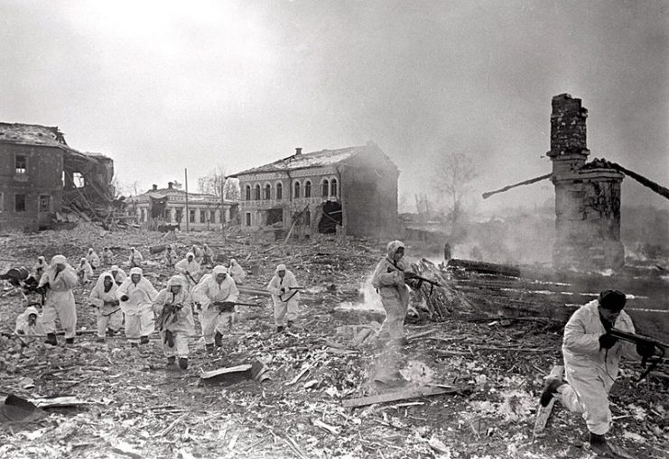 Soviet scouts enter Yukhnov. The Western Front. RIA Novosti archive, image #281 Vladimir Grebnev CC-BY-SA 3.0