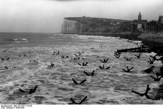 Such anti-tank obstacles were all over shores of France. Bundesarchiv – CC-BY SA 3.0