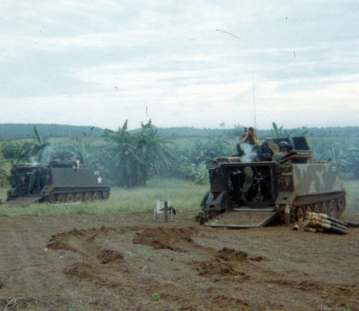 The 4.2″ Mortar Platoon of D 16 Armor, 173rd Airborne on a fire mission in Operation Toledo in Vietnam.Photo: WWW3ii CC BY-SA 3.0