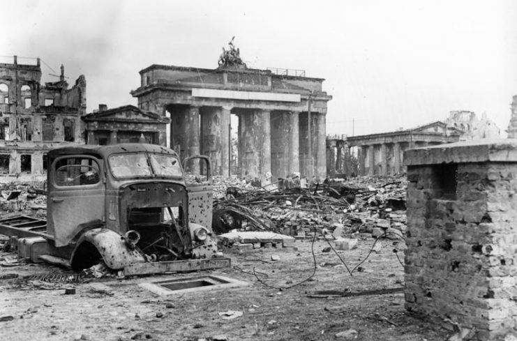 The Brandenburg Gate amid the ruins of Berlin, June 1945.Photo: Bundesarchiv, B 145 Bild-P054320 / Weinrother, Carl / CC-BY-SA 3.0