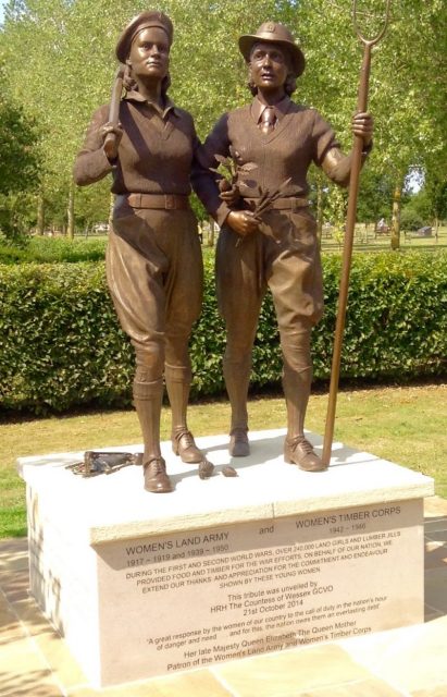 Statue to commemorate the Women’s Land Army and Timber Corps at the National Memorial Arboretum, Alrewas. Photo: Egghead06 / CC BY-SA 4.0