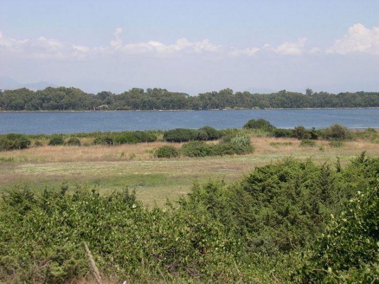 Lake Fogliano, a coastal lagoon in the Pontine Plain. Photo by Alessio Antonietti – CC BY SA 3.0