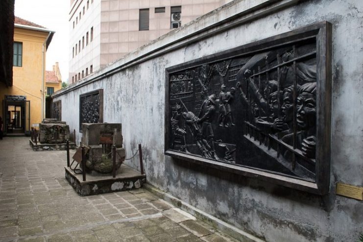 Commemorative war plaques at the Hoa Lo prison, Hanoi. Photo: dronepicr – CC BY 2.0