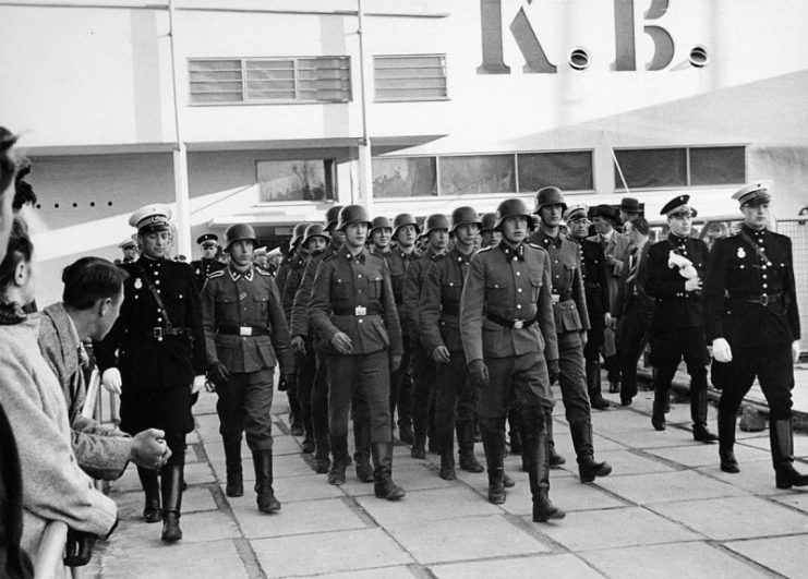 Soldiers from the Free Corps Denmark marching out of the KB Hallen in connection with DNSAP’s spring appeal.