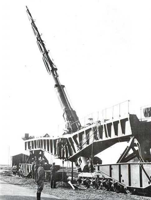 The huge 21 cm K12 railway gun was only suitable for bombarding targets on land.