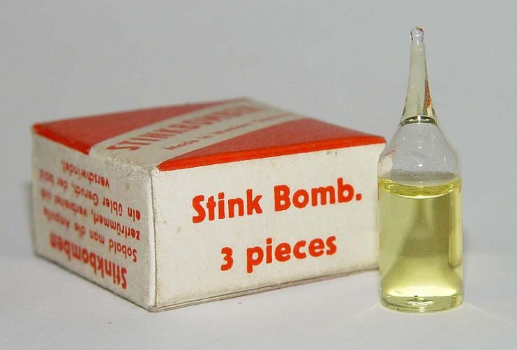 Stink bomb in glass ampoule and their package.Photo: Cornischong CC BY-SA 3.0