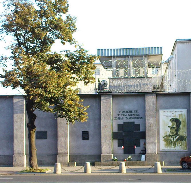 A plaque commemorating the victims on one of the prison’s outer walls.Photo: Jolanta Dyr CC BY-SA 3.0