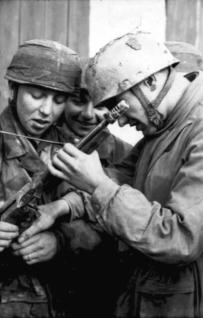 German Fallschirmjäger troops in Tunisia with a captured M1928A1 Thompson submachine gun. By Bundesarchiv – CC BY-SA 3.0 de