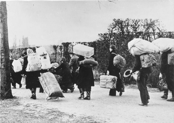 Flüchtlinge ziehen 1945 nach Westen. Mit freundlicher Genehmigung des Deutschen Bundesarchivs.