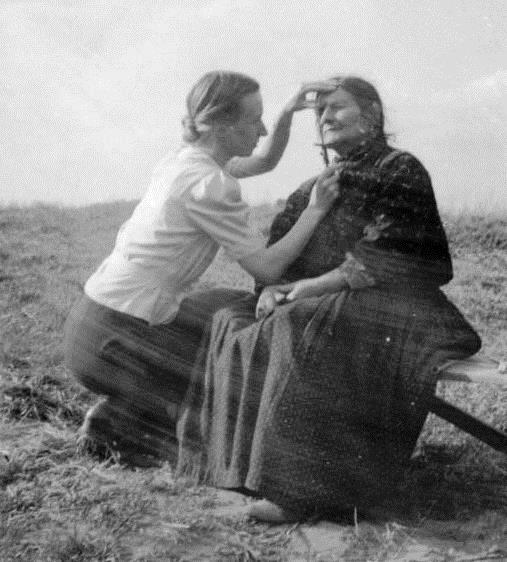 Eva Justin of the Racial Hygiene and Demographic Biology Research Unit measuring the skull of a Romani woman. Photo by Bundesarchiv, Bild 146-1986-044-08 / Unknown / CC-BY-SA 3.0