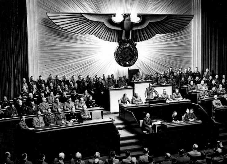 Adolf Hitler erklärt den USA am 11. Dezember 1941 nach dem Angriff Japans auf Pearl Harbor den Krieg. Foto: Bundesarchiv, Bild 183-1987-0703-507 / unbekannt / CC-BY-SA 3.0