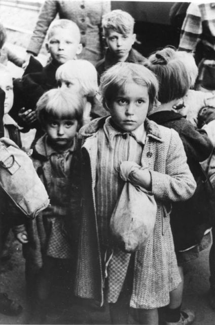 Deutsche Kinder, die aus den Ostgebieten Deutschlands deportiert wurden, als dieses von Polen übernommen wurde, kommen in Westdeutschland an. Bundesarchiv, Bild 183-2003-0703-500 / CC-BY-SA 3.0