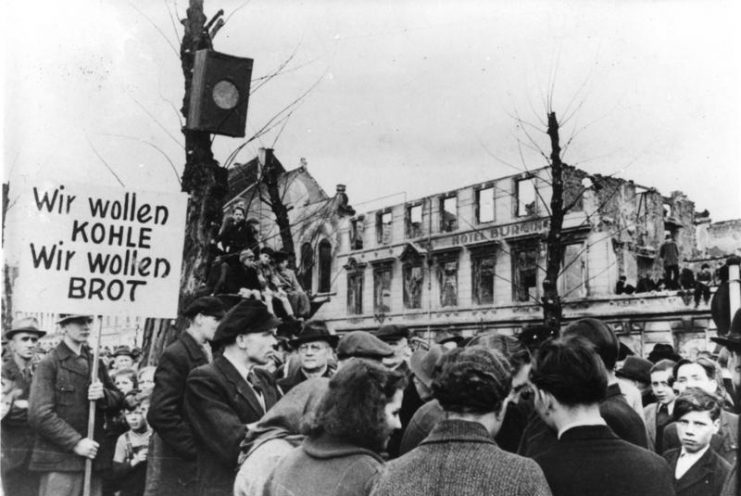 During the hunger-winter of 1947, thousands protest against the disastrous food situation (March 31, 1947). Bundesarchiv, Bild 183-B0527-0001-753 / CC-BY-SA 3.0