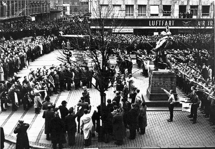 DNSAP ‘s parade at Rådhuspladsen November 17, 1940. The parade was held in connection with DNSAP ‘s attempt to seize power. Photo: Nationalmuseet CC BY-SA 2.0