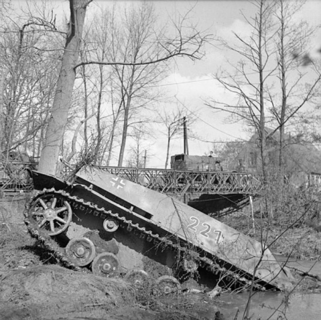 Anfang April 1945 rollt die englische Armee an zerstörten deutschen Panzern in der Stadt Dreierwalde vorbei. (Alamy)