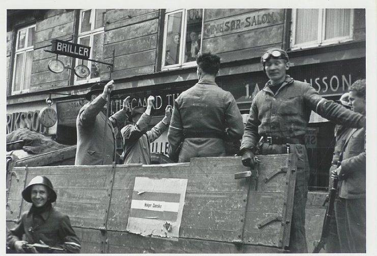 Freedom fighters from Holger Danske pick up suspects for detention. Photo: Nationalmuseet CC BY-SA 2.0