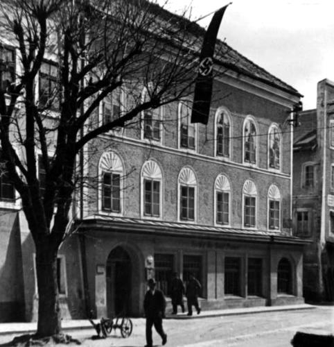 Adolf Hitler’s Geburtshaus in Braunau am Inn (Österreich) in 1934