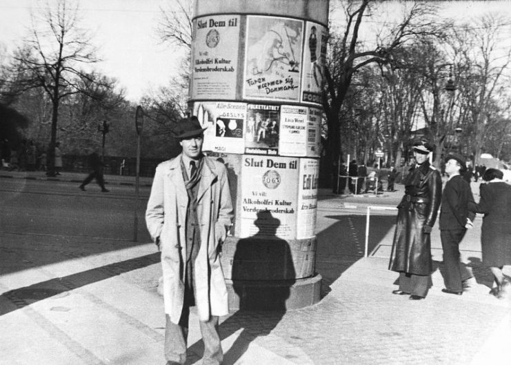 An American pilot in occupied Copenhagen is watched over by the Danish resistance. March, 1945. Photo by Nationalmuseet CC BY-SA 2.0