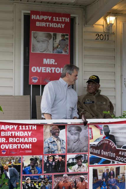 Austin Texas, Mayor Steve Adler came to visit Richard Overton before the Veteran’s Day Parade in November 2017. Photo: LuizCent – CC BY-SA 4.0
