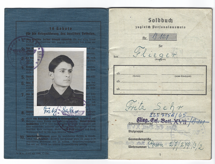 Die Innenseite des Soldbuchs von Fritz Sehr, einem 18-jährigen Rekruten der deutschen Fallschirmjäger. Das Soldbuch war das wichtigste Eigentum eines deutschen Soldaten, da er ohne es seine Identität nicht nachweisen konnte. Es wurde benötigt, um Zahlungen aufzuzeichnen, entwickelte sich aber bald zum wichtigsten Ausweisdokument für deutsche Soldaten und Offiziere. 1943 wurden die Vorschriften für das Hinzufügen eines Fotos erlassen. Es diente auch als Aufzeichnung des Diensts, der Einheiten, Medaillen, Ausrüstung und Waffen des Soldaten.