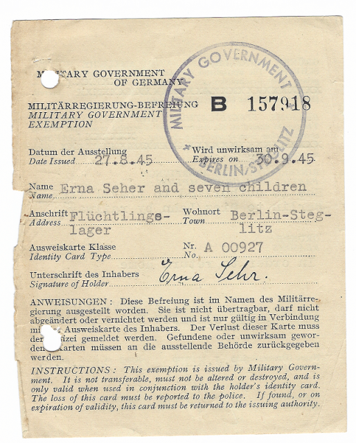 Der Zettel, der Erna Sehr und ihren sieben Kindern ausgestellt wurde, die 1945 in einem Berliner Flüchtlingslager geflüchtet waren.