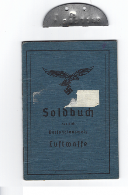 Das Soldbuch und die dazu passende Erkennungsmarke wurden dem jungen deutschen Fallschirmjäger von denen abgenommen, die ihn begruben, kurz nachdem er im April 1945 in einem heftigen Feuergefecht im Wald von Dreierwalde getötet worden war. Die Erkennungsmarke war in zwei Hälften zerbrochen, die andere Hälfte blieb bei der Leiche.