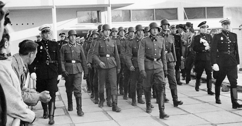 Soldiers from the Free Corps Denmark marching out of the KB Hallen in connection with DNSAP's spring appeal d. 26 April 1942