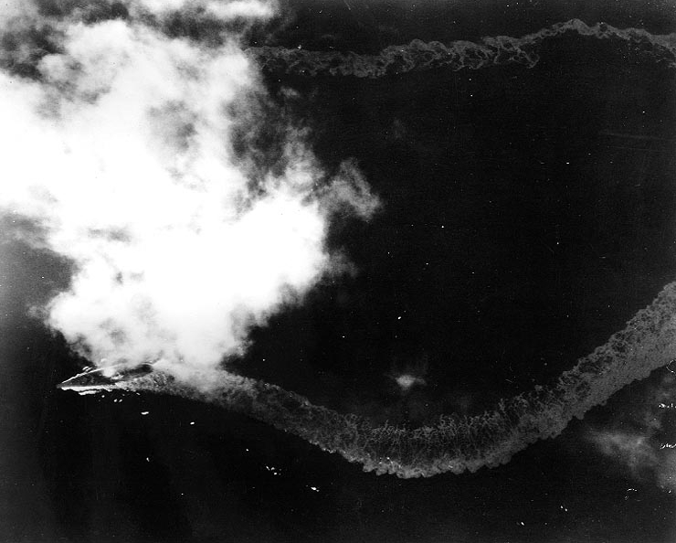 Yamato steering to avoid bombs and aerial torpedoes during Operation Ten-Go