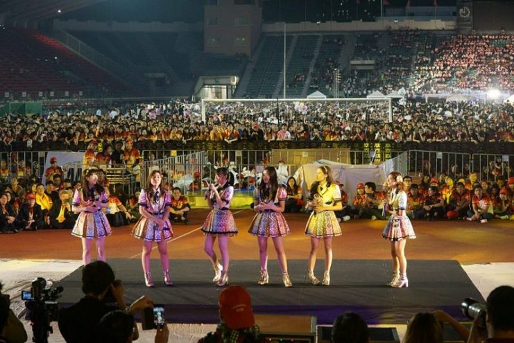 Members Izurina, Tarwaan, Cherprang, Jennis, Nam-Neung, and Miori at the 72th Chula–Thammasat Traditional Football Match on 3 February 2018.Photo: Z3144228 CC BY-SA 4.0