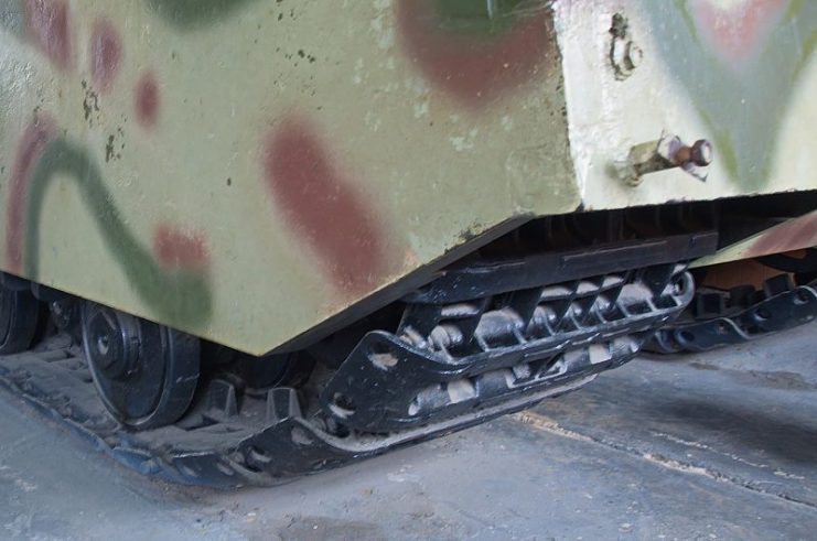 The “contact-shoe” and “connector-link” track design of the Maus’ suspension system Photo by Uwe Brodrecht CC BY-SA 2.0