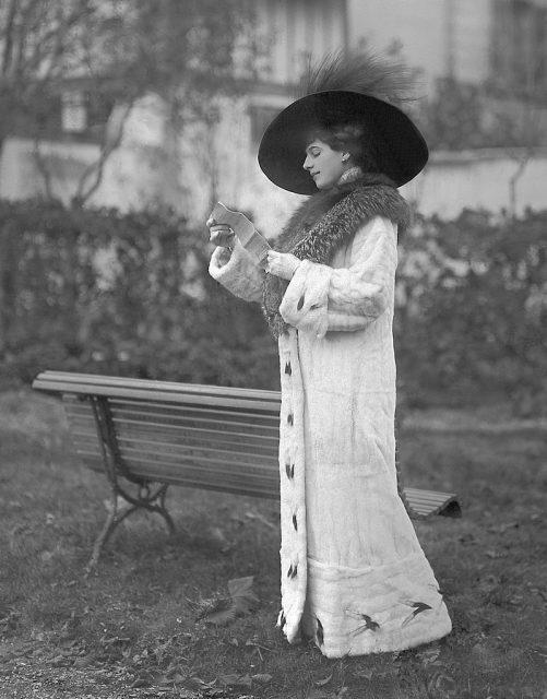 Mata Hari at the race-track, 1911.