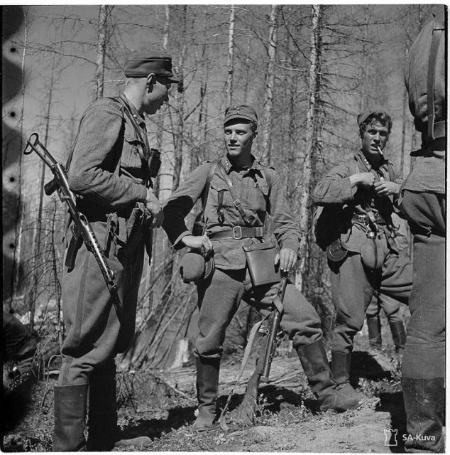 Finnish soldiers during the continuation war in 1944. In the middle is the Finnish war hero Lauri Törni a.k.a. Larry Thorne. Note the PPS on left.
