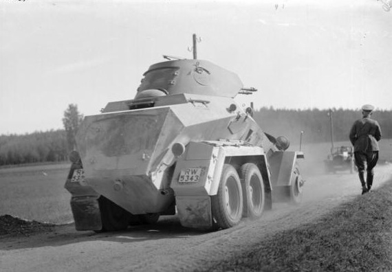Army Corps with Heavy Armored Car (Sd.Kfz. 231). Photo: Bundesarchiv, Bild 136-B3092 : CC-BY-SA 3.0