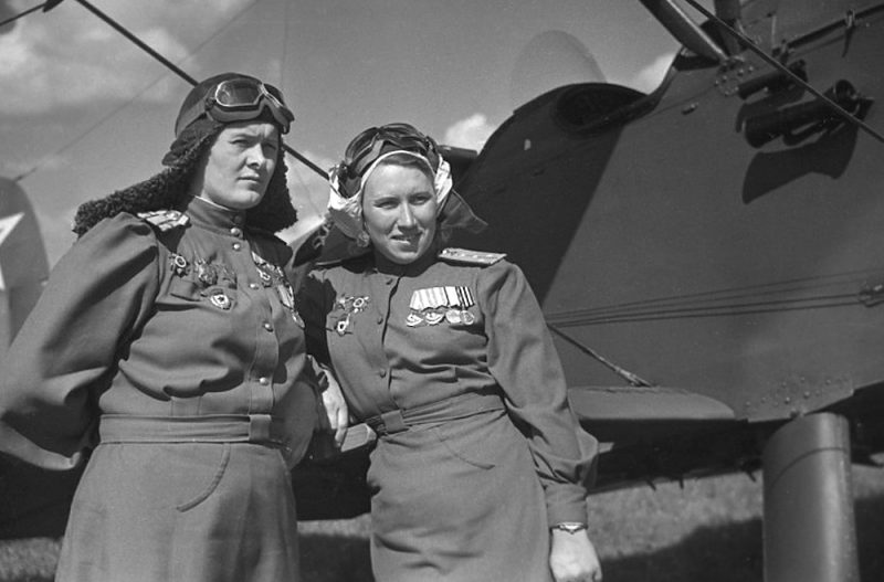 Yevdokia Bershanskaya and Larisa Litvinova in front of a Po-2.