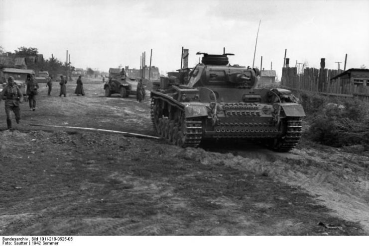 Panzer division in Stalingrad. By Bundesarchiv – CC BY-SA 3.0 de