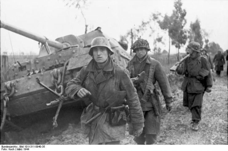 Elefant tank in Italy, March 1944. By Bundesarchiv – CC BY-SA 3.0 de