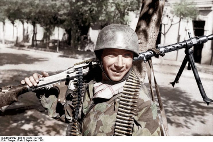 Fallschirmjäger with MG 34, in Italy, 1943. Photo: Colorized / Bundesarchiv, Bild 101I-569-1584-35 / Seeger, Erwin / CC-BY-SA 4.0