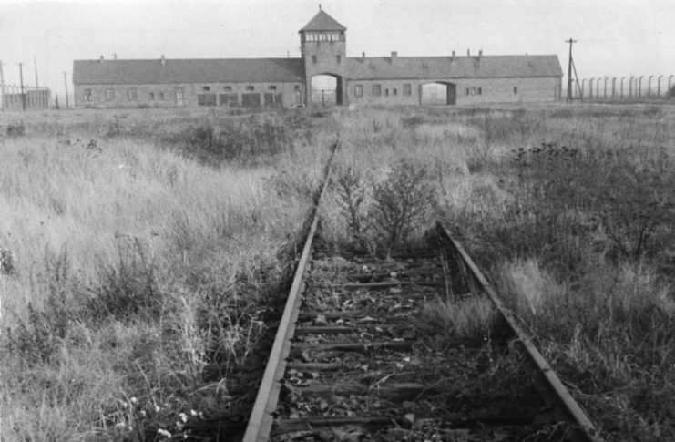 Auschwitz II gate in 1959Bundesarchiv, Bild 146-1992-101-026A / Wilson / CC-BY-SA 3.0