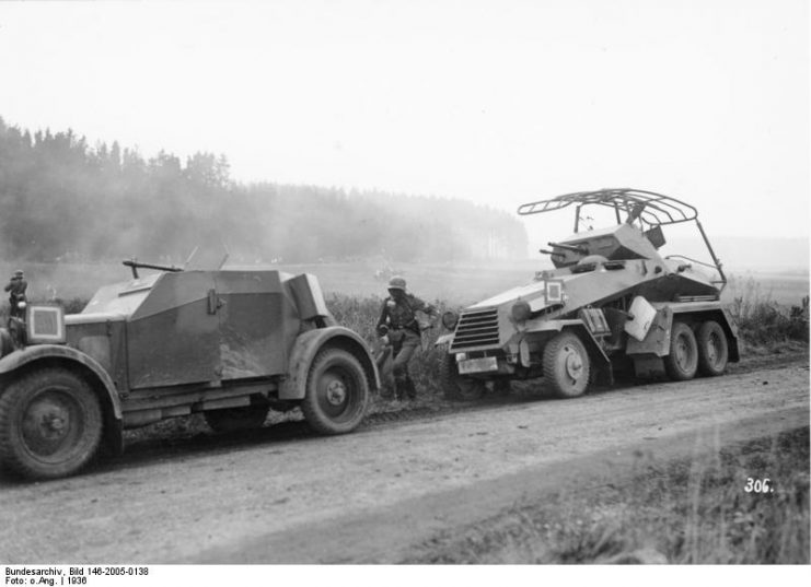 Left: a Kfz 13; right: an armoured Sd.Kfz. 232 with large loop antenna (6-wheeled radio and command vehicle).Photo: Bundesarchiv, Bild 146-2005-0138 / CC-BY-SA 3.0