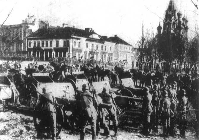 German troops during the occupation of Minsk on Cathedral Square.
