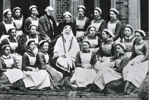 Florence Nightingale (middle) in 1886 with her graduating class of nurses from St Thomas’ outside Claydon House, Buckinghamshire.Photo: FormerBBC CC BY-SA 4.0