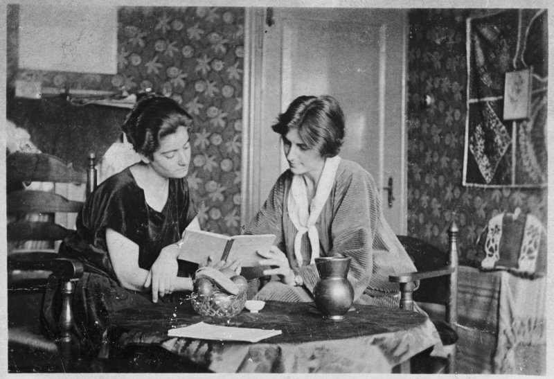 Frieda Belinfante (left) sits at a table with her partner in their home at Hendrik Jacobszstraat in Amsterdam. Henriette Bosmans, a well-known composer and pianist, was the partner of Frieda Belinfante for seven years.
