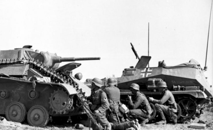 German troops take cover behind a knocked out T-70 light tank and beside a Sd.Kfz. 250 halftrack, summer 1942.Photo: Bundesarchiv, Bild 101I-218-0503-19 / Klintzsch / CC-BY-SA 3.0