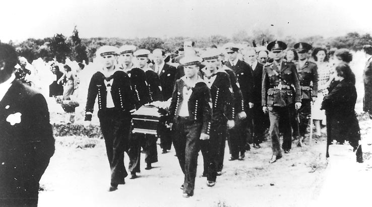 Funeral procession of a sailor from the Graf Spee. At Captain Langsdorff’s funeral the pallbearers were officers. Captain Langsdorff, shot himself on 20 December, after scuttling his ship on 17 December.