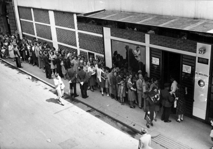 Jewish people waiting in line at the Swiss embassy in Budapest, 1944. This photograph was taken by Agnes Hirschi, Carl Lutz’s daughter