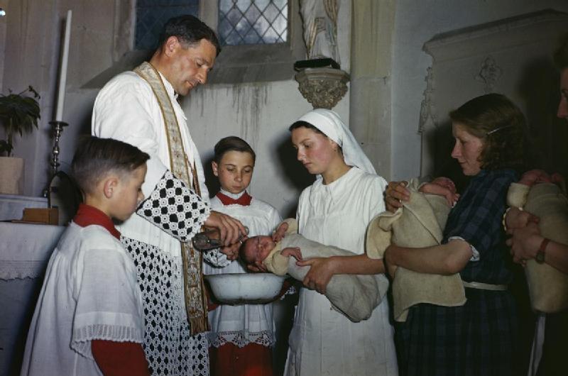 On July 27, 1944, ceremony of baptism of several babies born in the maternity of the maternal departmental house, the castle of Bénouville.