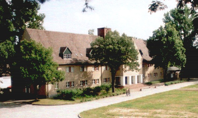 Remembrance and memorial concentration camp Ravensbrück – Former SS commandery, today a museum.Photo: Norbert Radtke CC BY-SA 3.0