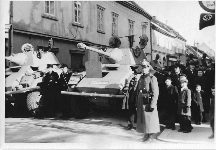 Schutzpolizei in front with several Puma Radpanzer Sd.Kfz 234 2 propably in Bruck an der Leitha Austria.Photo: AndreasJonke CC BY-SA 4.0