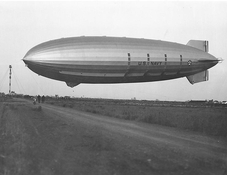 USS Akron (ZRS-4) approaches the mooring mast, while landing at Sunnyvale, California (USA), 13 May 1932.