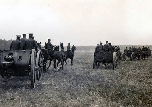 Battery of British Royal Field Artillery 18-pounder field guns moving up: Battle of Le Cateau on 26th August 1914 in the First World War.